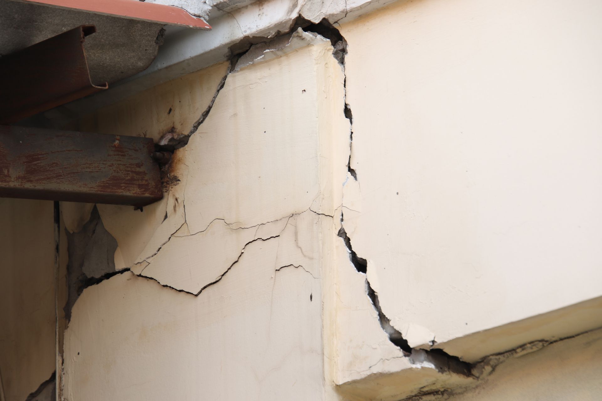 Fissures sur un bâtiment