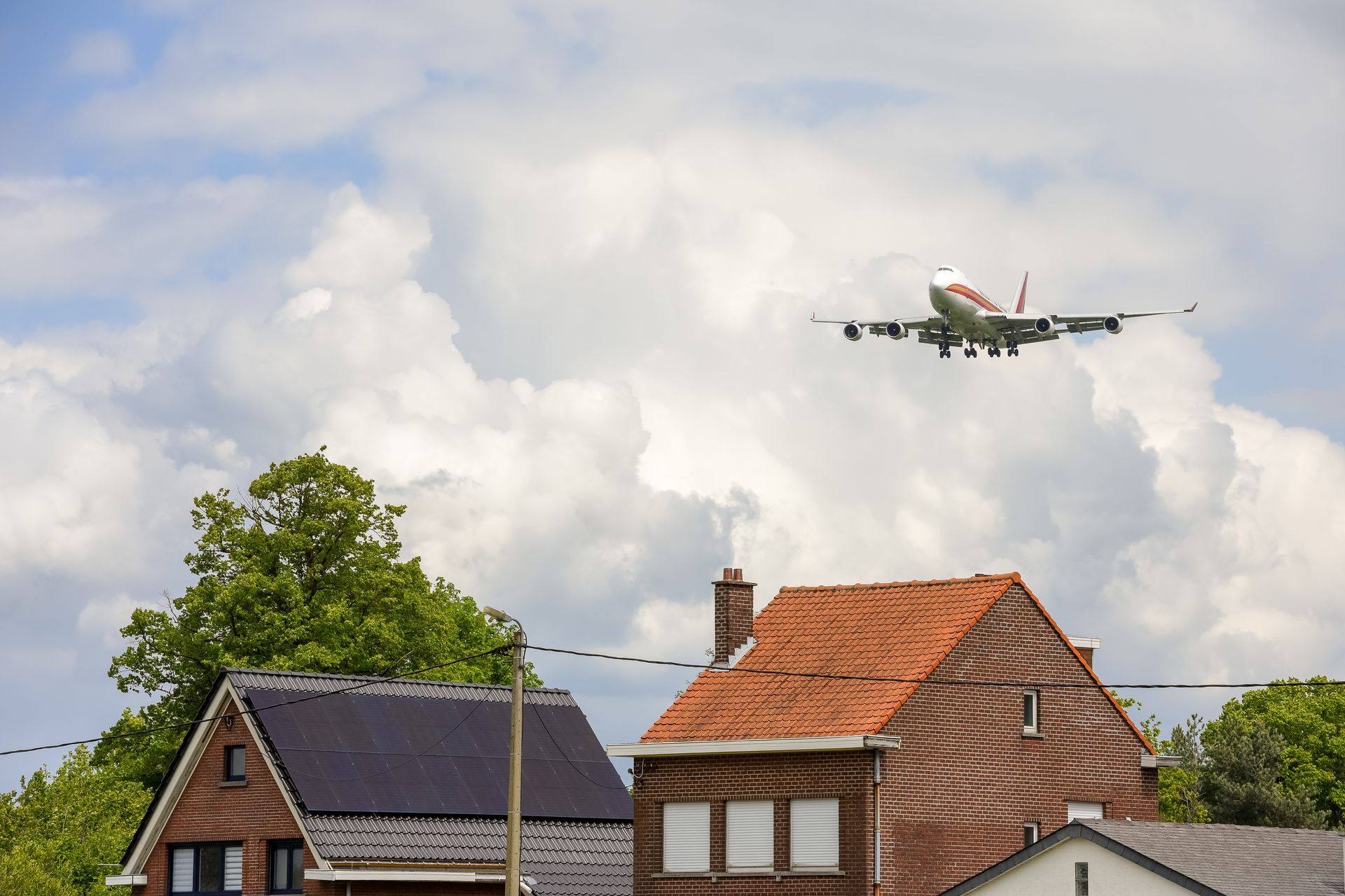 Avion au dessus de maisons