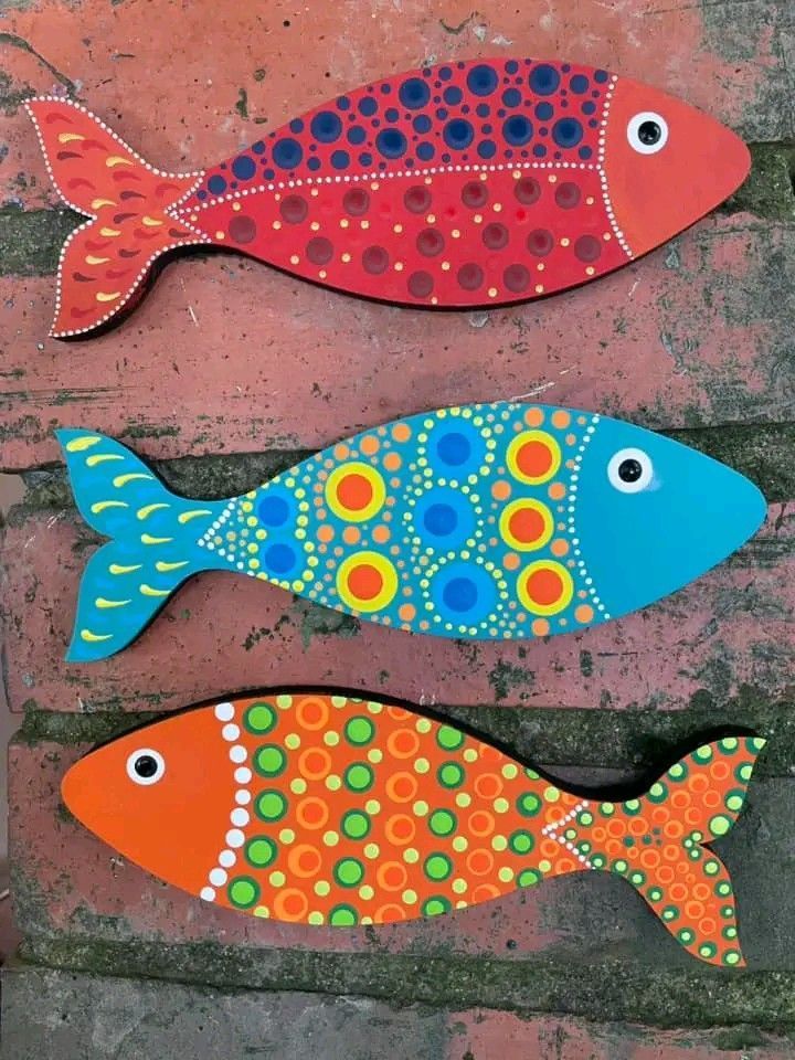Exhibición en tienda de platos de cerámica y faroles colgantes de mosaico azul y blanco.