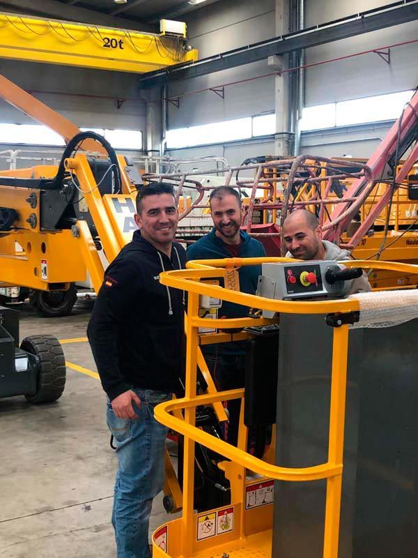 Un grupo de hombres están parados uno al lado del otro en un almacén.