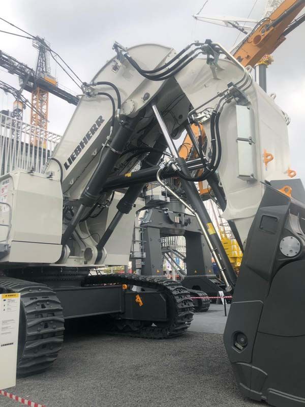 Una excavadora grande con la palabra Liebherr en ella