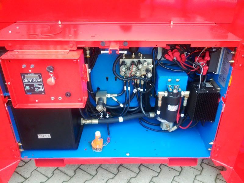 El interior de una máquina roja y azul con las puertas abiertas.