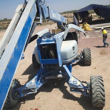 Un ascensor azul y blanco con la palabra genio en él.