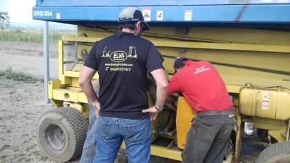 Un hombre que lleva una camisa negra que dice DM.