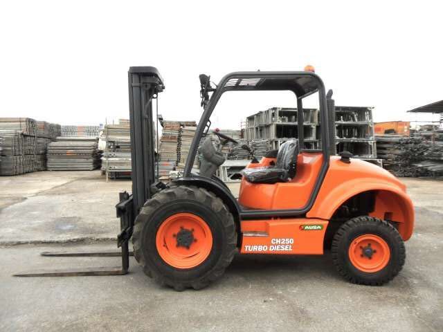 Una carretilla elevadora naranja está estacionada en un estacionamiento