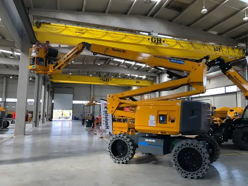 Un hombre está trabajando en un ascensor en un almacén.