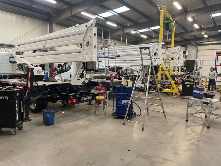 Se está construyendo un gran camión blanco en una fábrica.