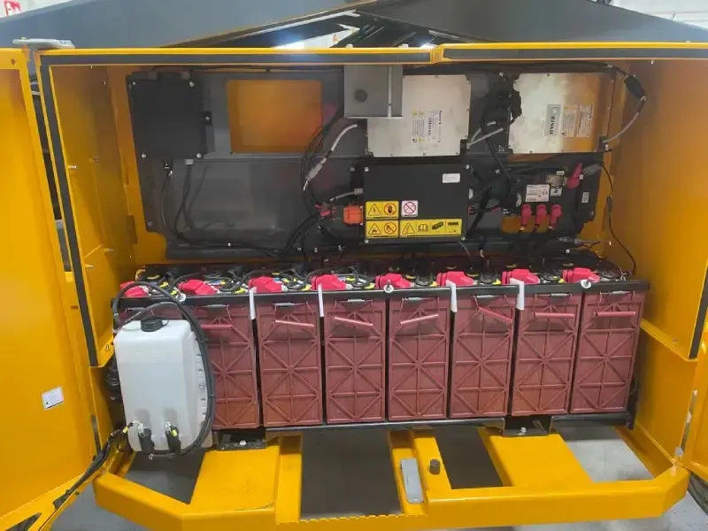 Una caja amarilla con muchas baterías dentro.