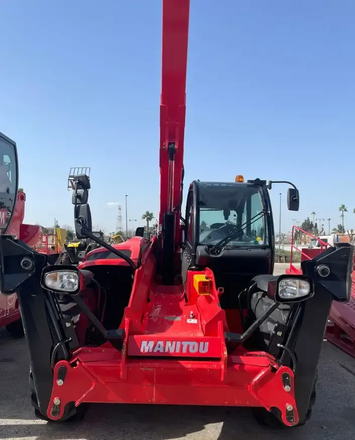 Un tractor Manitou rojo está estacionado en un estacionamiento.
