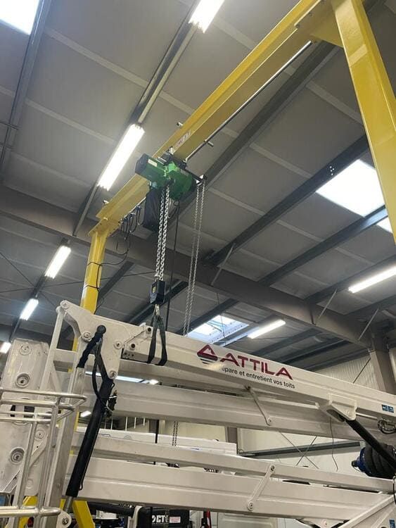 Una grúa cuelga del techo de un edificio.