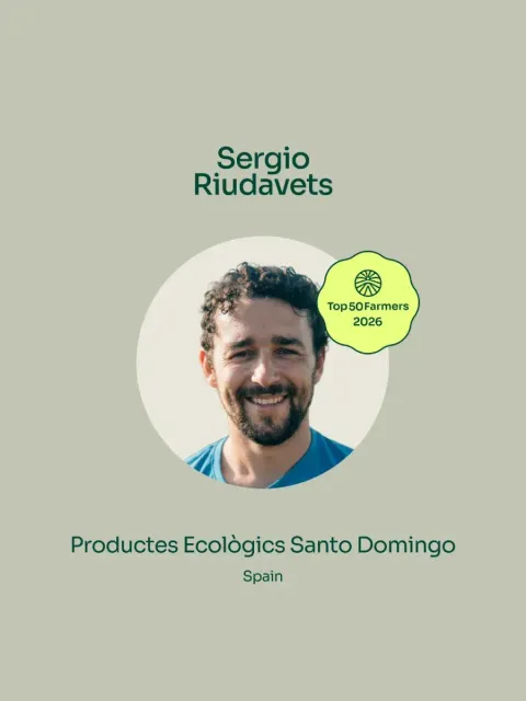 Portero de Sergio Riudavets with Productos Ecológicos Santo Domingo logo and texto on pale green background