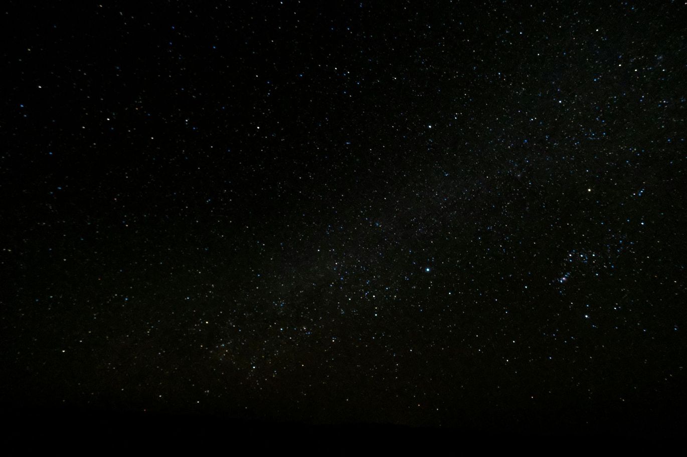 Cielo nocturno lleno de innumerables estrellas centelleantes, una escena oscura y expansiva.