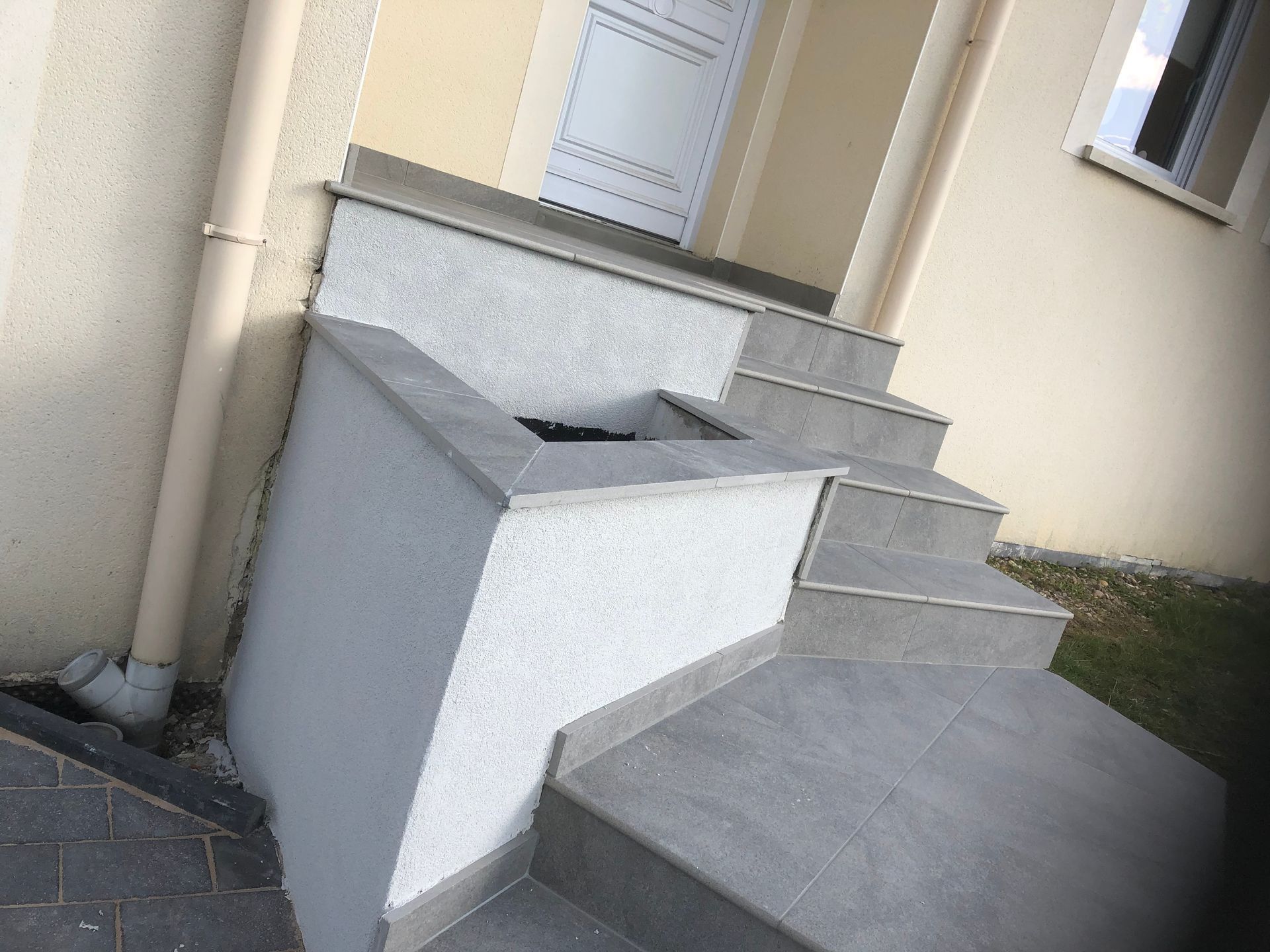 Pose de carrelage exterieur sur un escalier