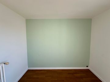 Un mur peint en vert.