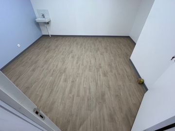 Pose de revêtement en PVC.