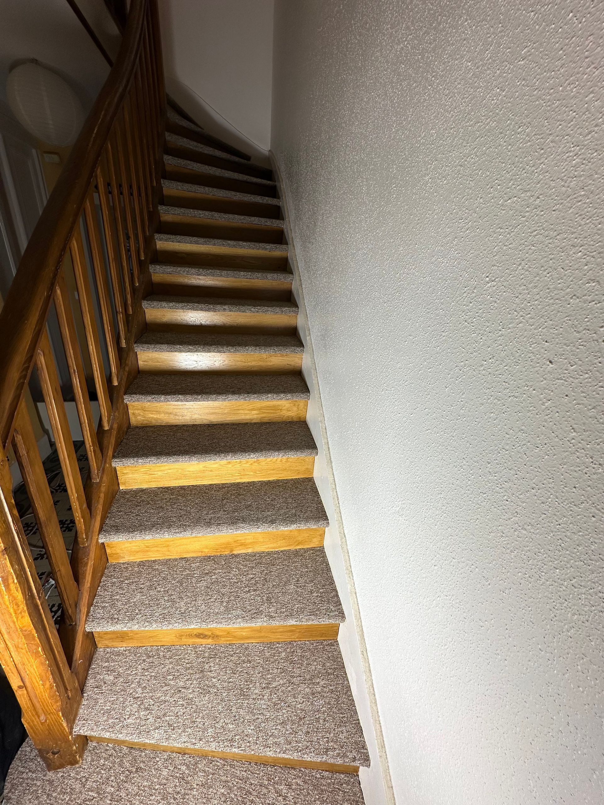 Une grande pièce avec un sol en PVC.