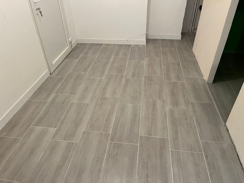 Du carrelage gris.