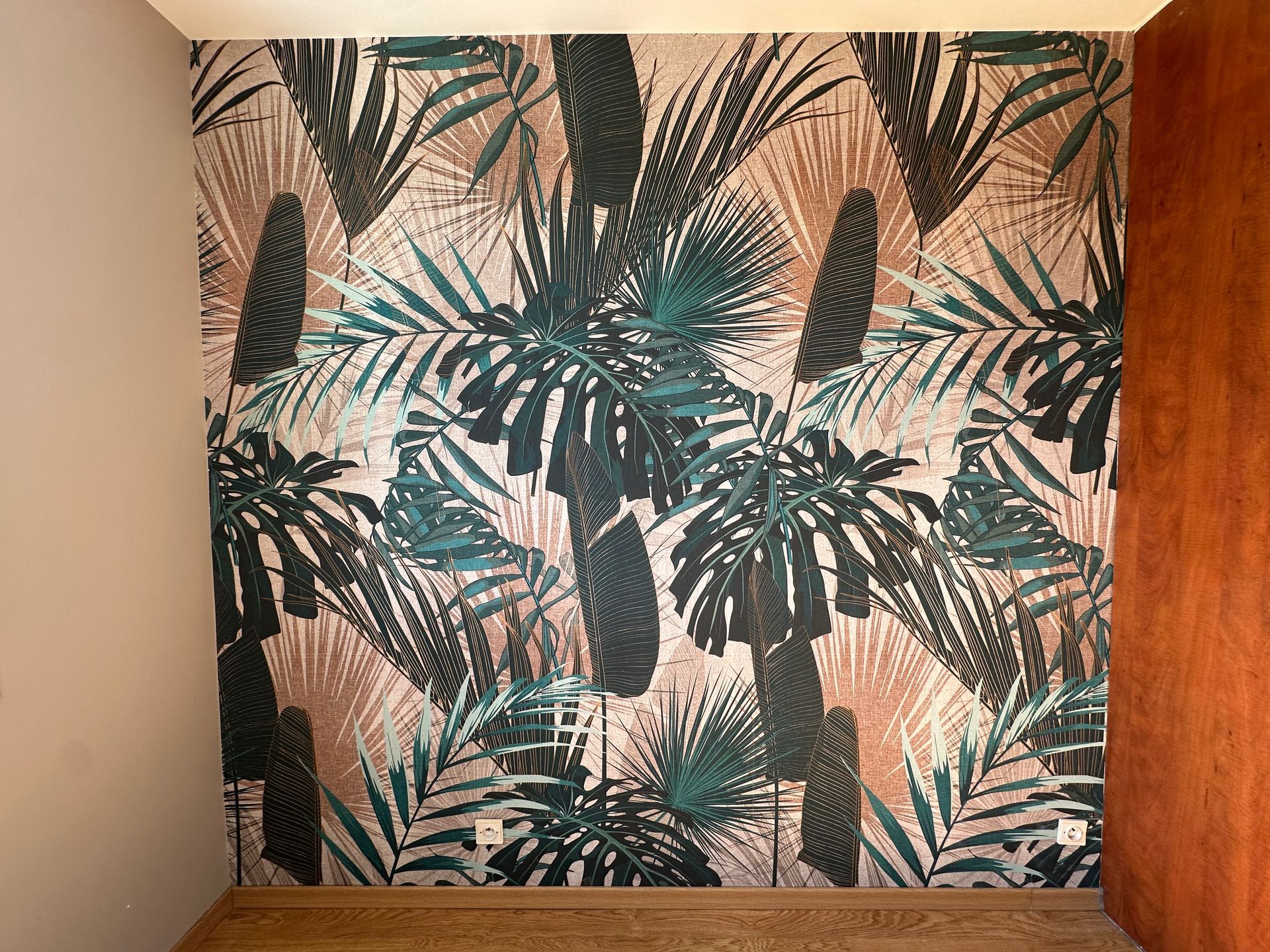 Un mur avec de la tapisserie.