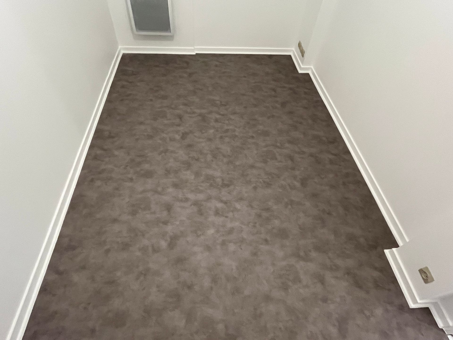 Un sol avec moquette.