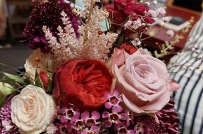 Eine Nahaufnahme eines Blumenstraußes auf einem Tisch.