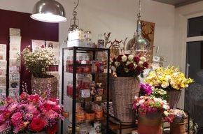 Ein Raum voller Blumen und einer Lampe.