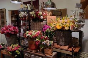 Ein Strauß Blumen steht auf einem Tisch in einem Zimmer.