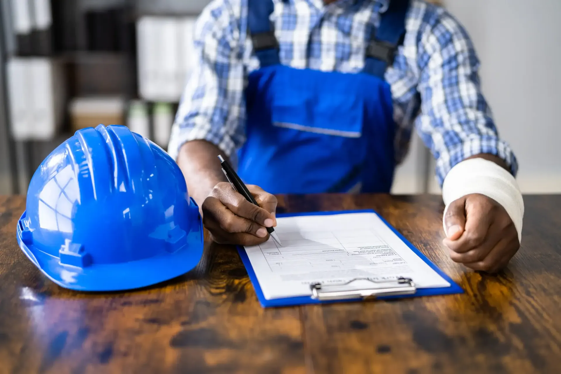Icono gris claro que representa un paisaje con sol y colinas.
