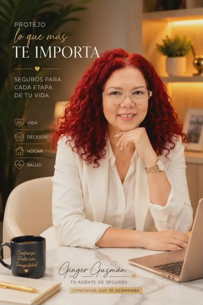 Mujer con cabello rojo rizado sentada en un escritorio