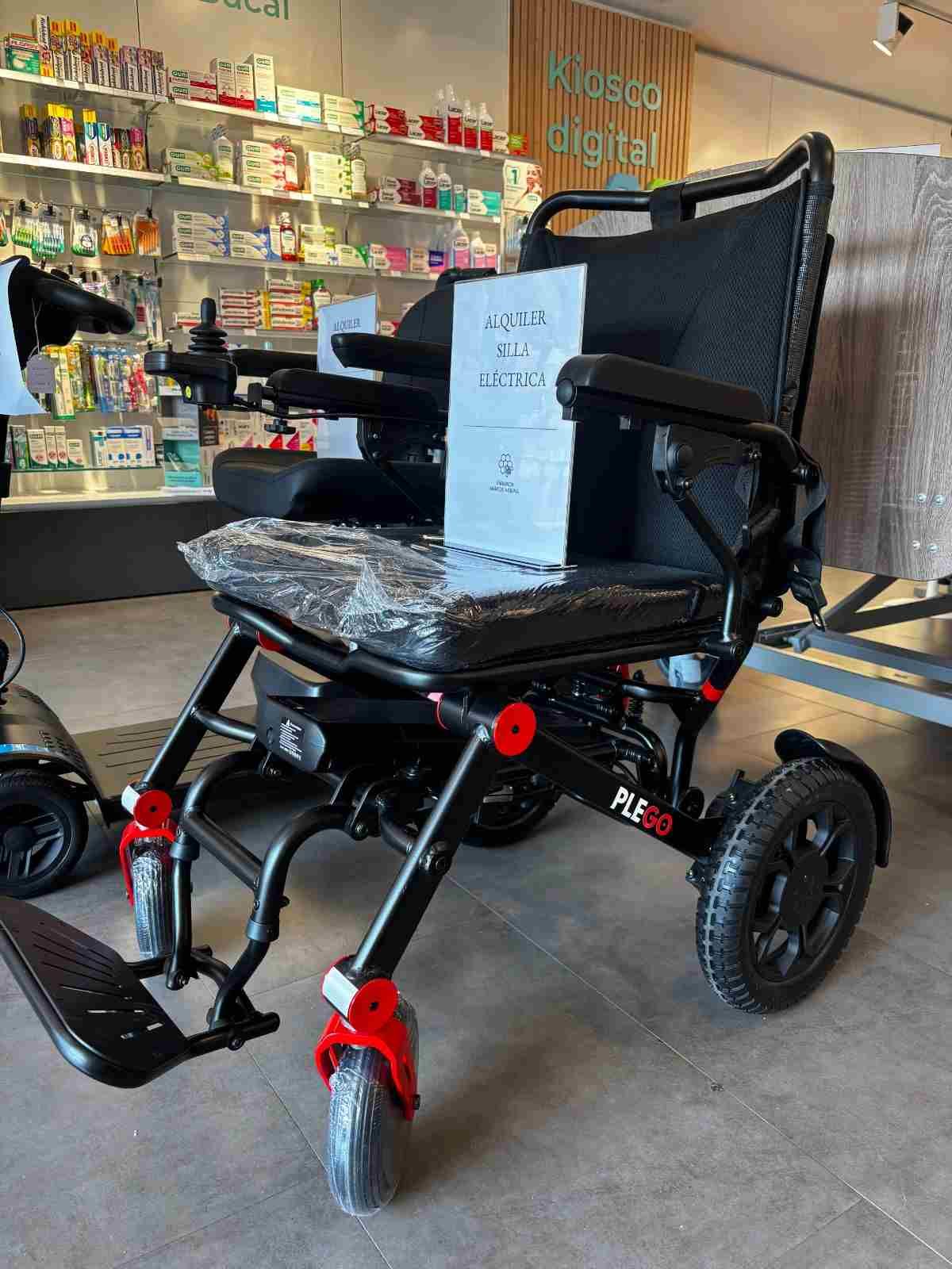 Silla de ruedas motorizada negra con