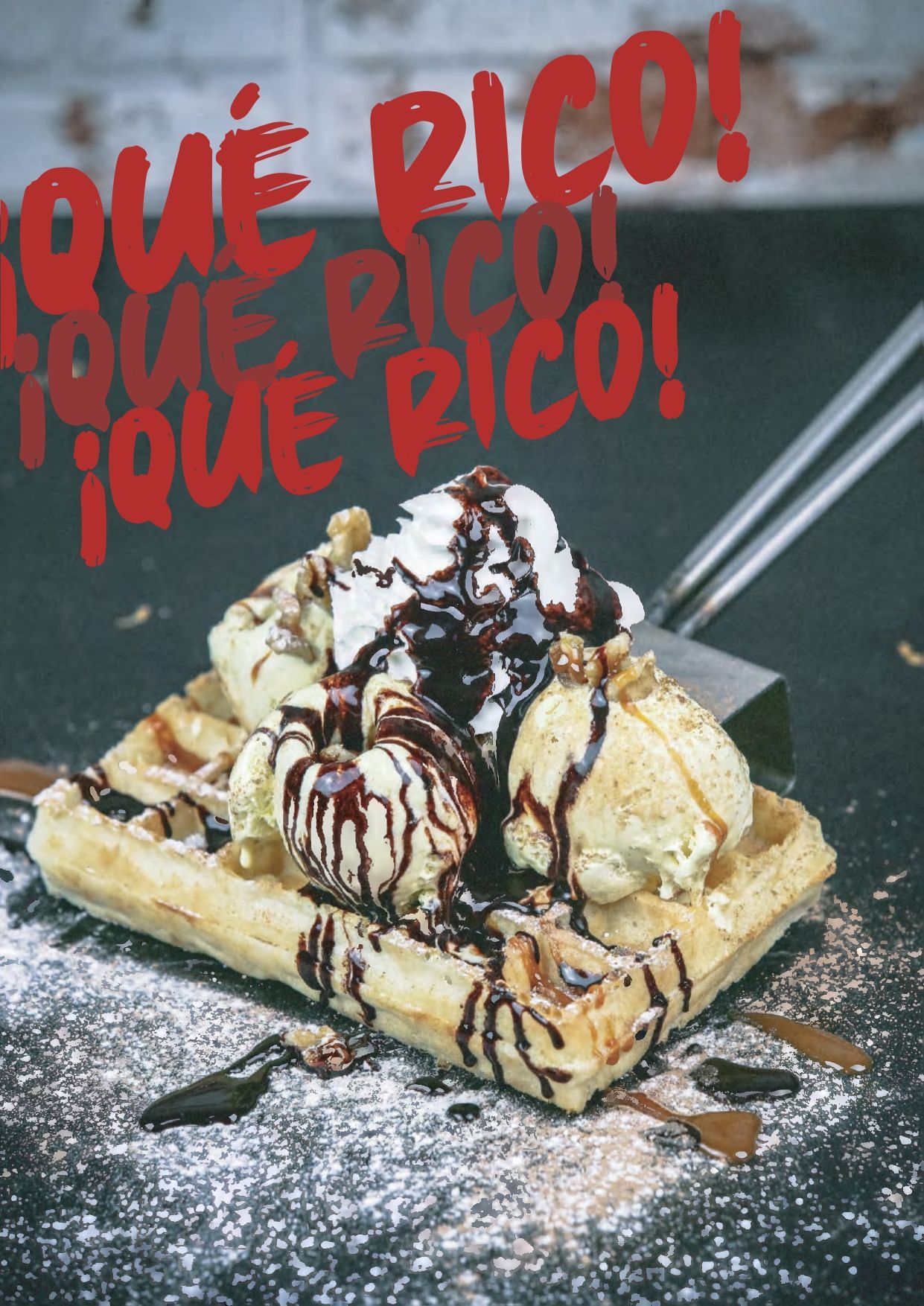 Gofre cubierto con helado, crema batida y jarabe de chocolate