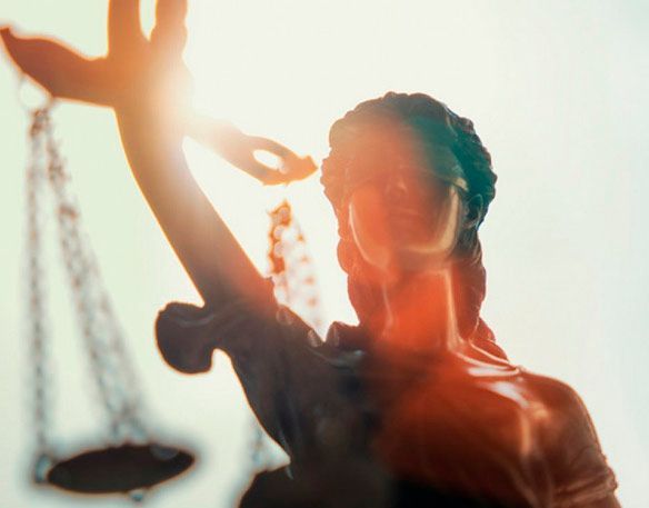 Una estatua de la justicia sostiene una balanza en sus manos.