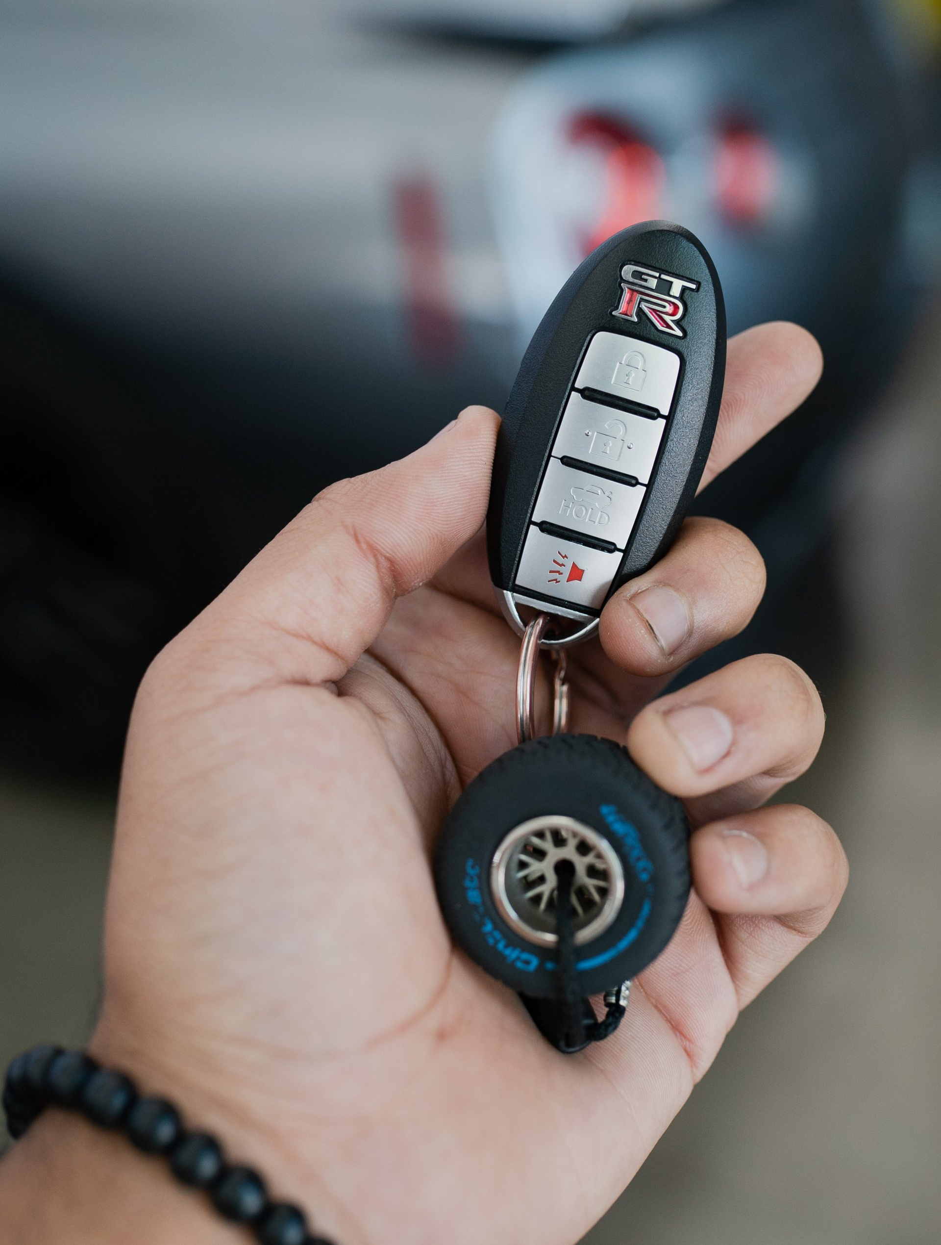 Mitarbeiter der Finanz- und Lohnbuchhaltung Osman Yedikapu mit Taschenrechner