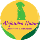 Logo de Alejandra Nuum con silueta verde sobre c&iacute;rculo amarillo y lema &ldquo;Crecer con la Naturaleza&rdquo;