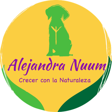 Logo de Alejandra Nuum con silueta verde sobre c&iacute;rculo amarillo y lema &ldquo;Crecer con la Naturaleza&rdquo;