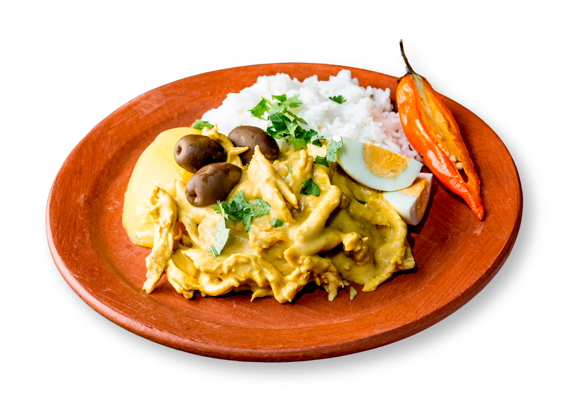 Un plato de comida con arroz, pollo, aceitunas y un huevo sobre un fondo blanco.