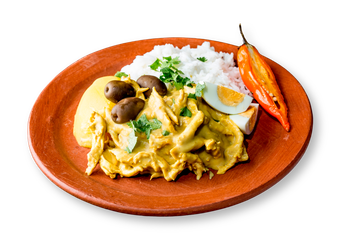 Un plato de comida con arroz, pollo, aceitunas y un huevo sobre un fondo blanco.
