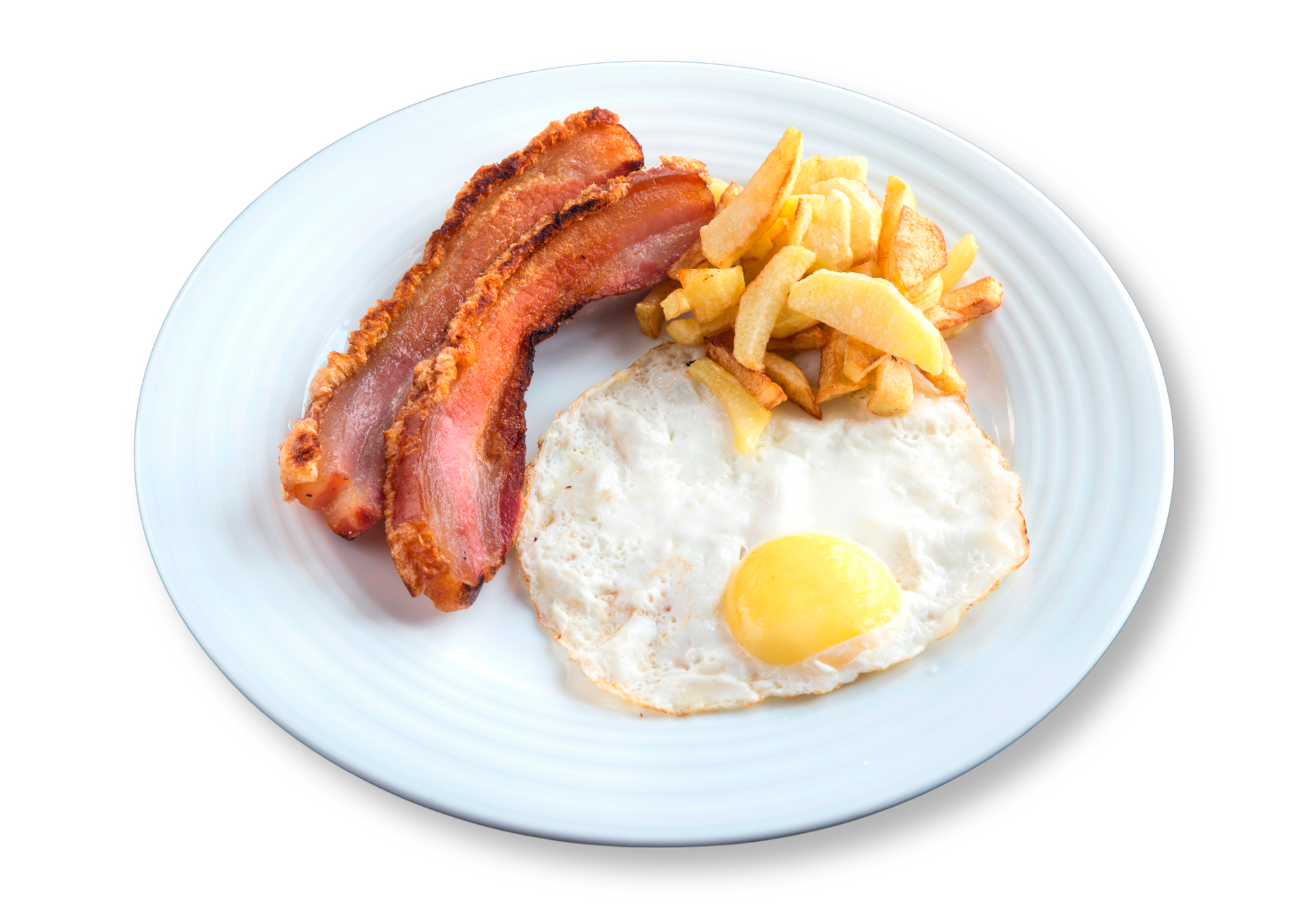 Un plato blanco cubierto con tocino, huevos y papas fritas.
