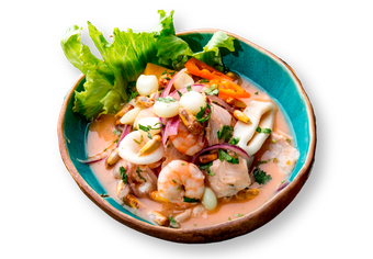 Un plato de comida con camarones y verduras sobre un fondo blanco.