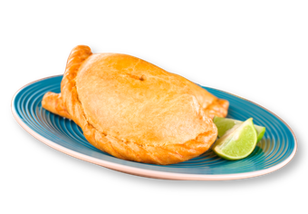 Un plato azul cubierto con una masa y gajos de lima.