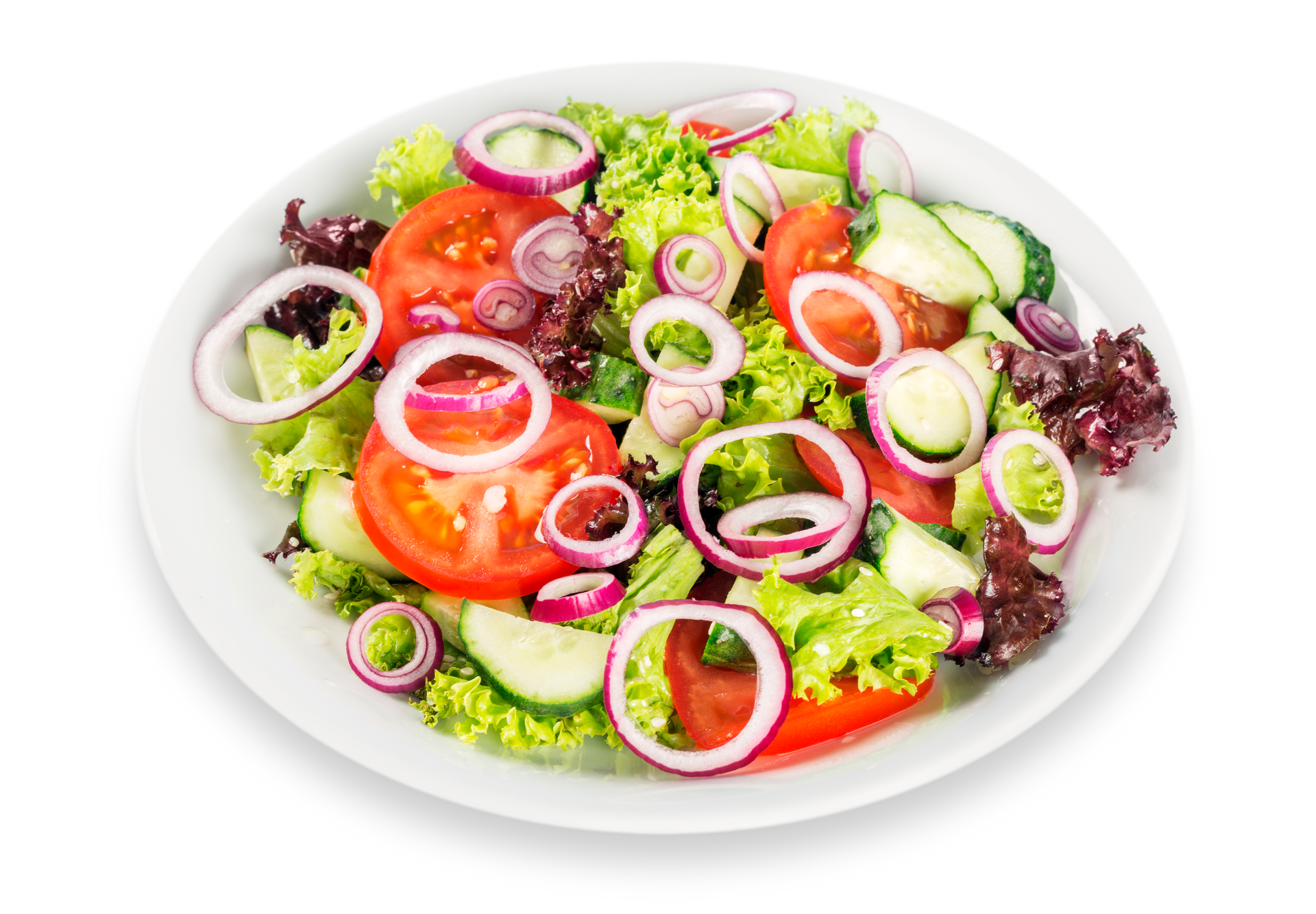 Una ensalada con tomates, pepinos, cebollas y lechuga en un plato blanco.