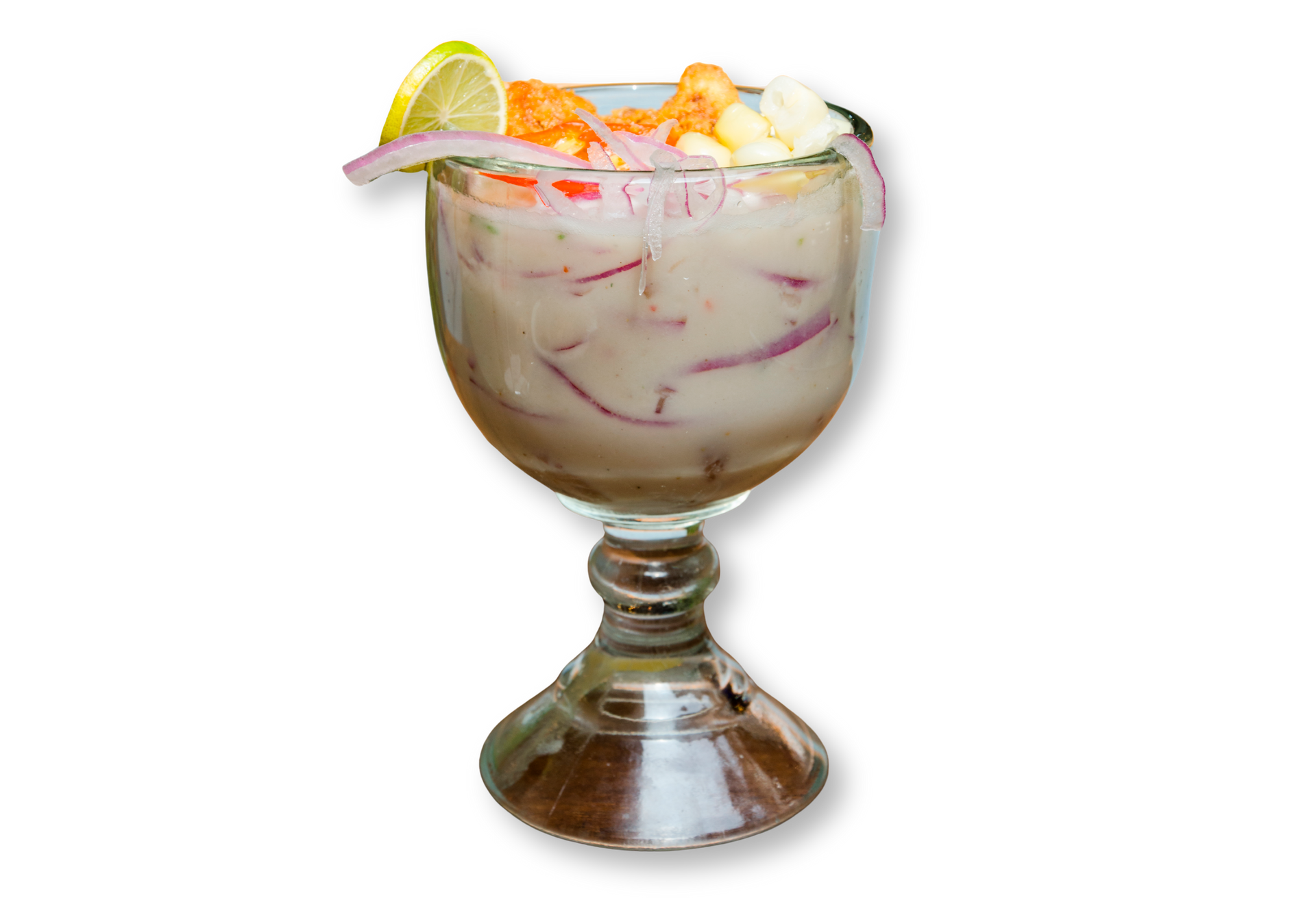 Un vaso lleno de un líquido blanco y verduras sobre un fondo blanco.