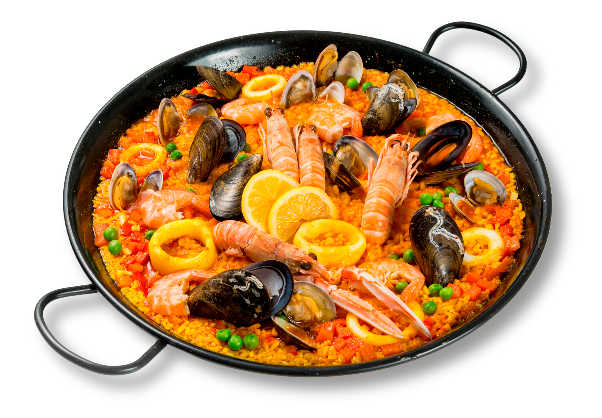 Una sartén llena de mariscos y arroz sobre un fondo blanco.