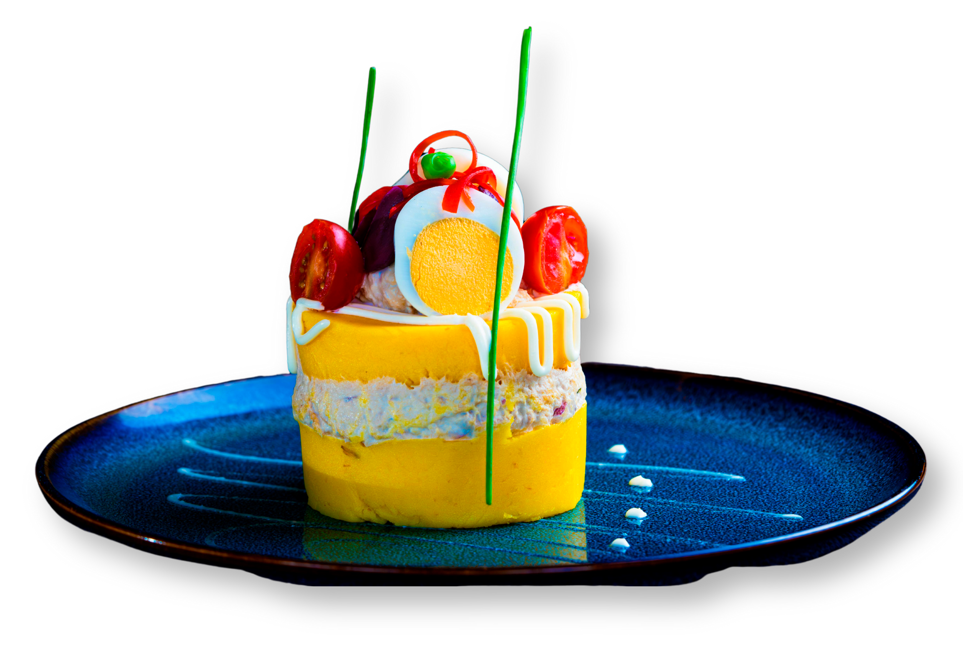 Un plato azul cubierto con un postre amarillo con huevos y tomates encima.