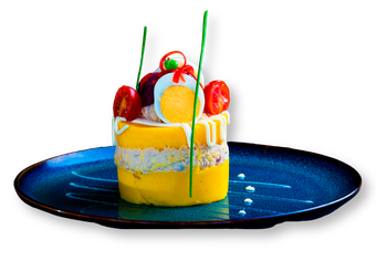 Un plato azul cubierto con un postre amarillo con huevos y tomates encima.