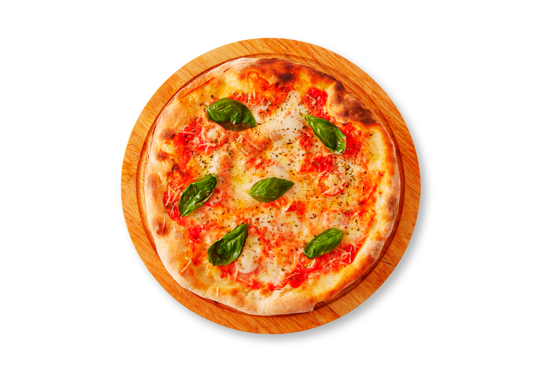 Una pizza en una tabla de cortar de madera sobre un fondo blanco.