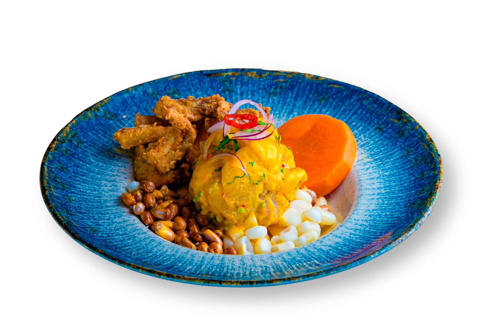 Un plato azul cubierto con una variedad de alimentos sobre un fondo blanco.