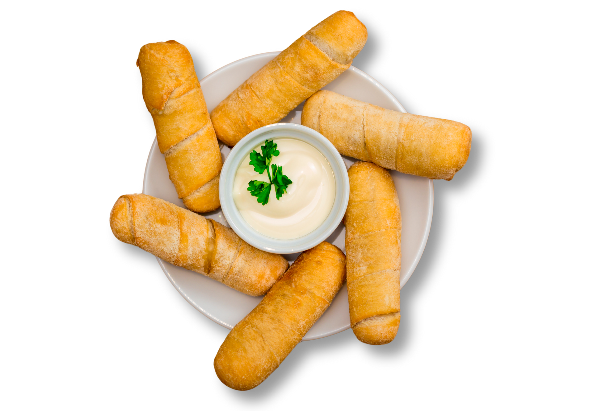 Un plato blanco cubierto con comida frita y un tazón de mayonesa.