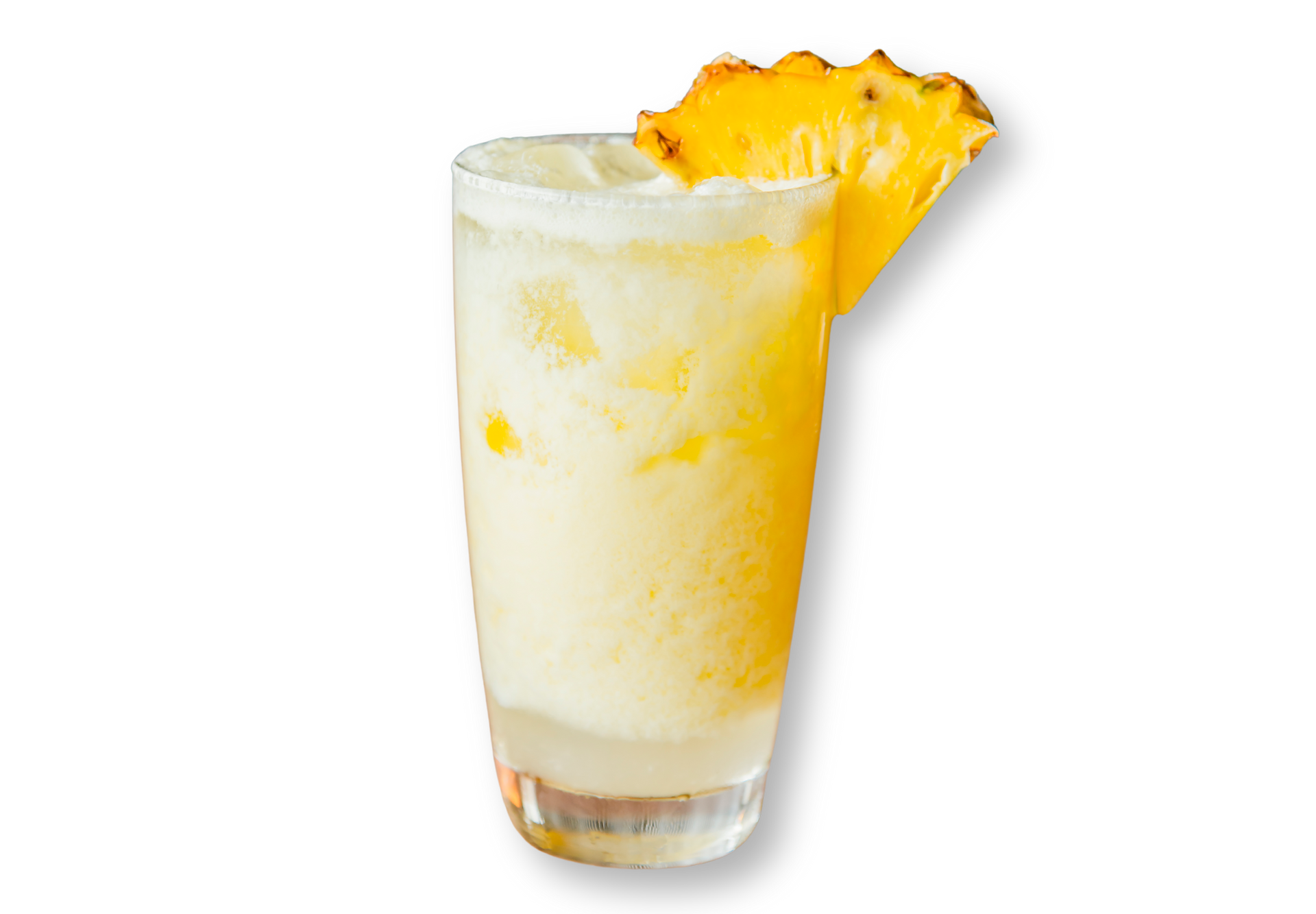 Un vaso de jugo de piña con una rodaja de piña encima.