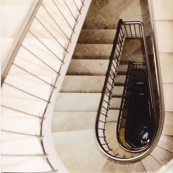 Una vista aérea de una escalera de caracol con barandilla de metal.