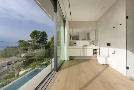 Un baño con una gran ventana y vista al mar.